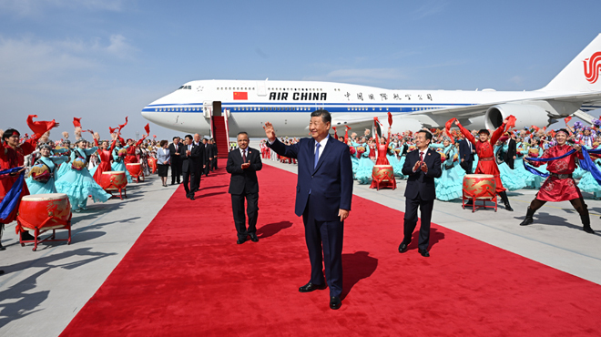 习近平率中央代表团抵达乌鲁木齐出席新疆维吾尔自治区成立70周年庆祝活动 习近平率中央代表团抵达乌鲁木齐出席新疆维吾尔自治区成立70周年庆祝活动